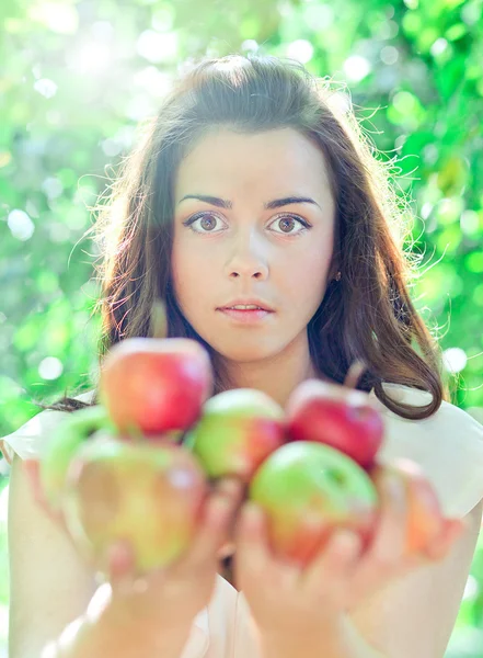 Flicka med saftig äpplen — Stockfoto