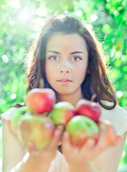 Fille avec des pommes saphir — Photo