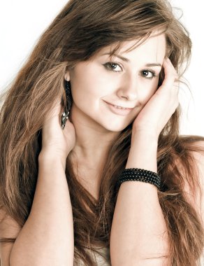 uzun kahverengi saçları olan kadın