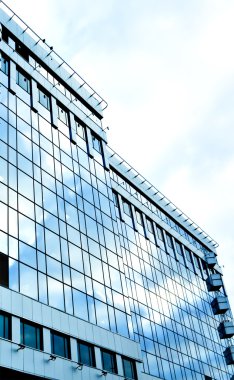 güzel bulutlar cam gökdelen duvarındaki yansıtan