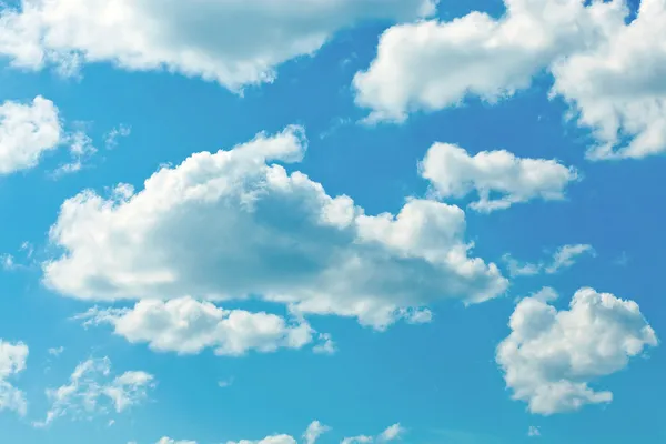 Panoramisch uitzicht op prachtige hemelsblauwe en dunne witte wolken — Stockfoto