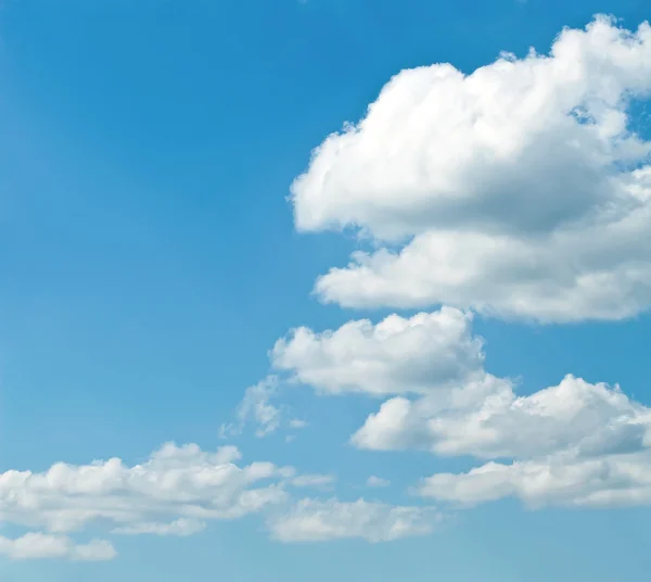 Panoramisch uitzicht op prachtige hemelsblauwe en dunne witte wolken — Stockfoto