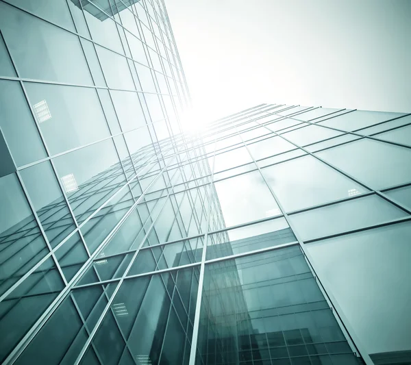 ビジネス建物の現代角のガラス面 — ストック写真