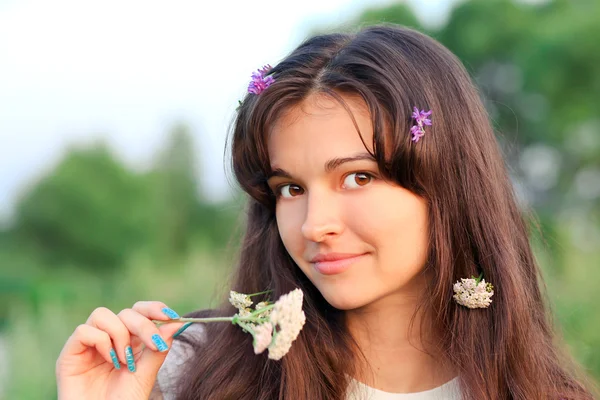 Gyönyörű fiatal nő a parkban — Stock Fotó