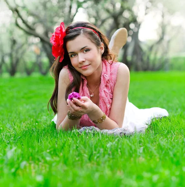 Portret van tienermeisje in park — Stockfoto