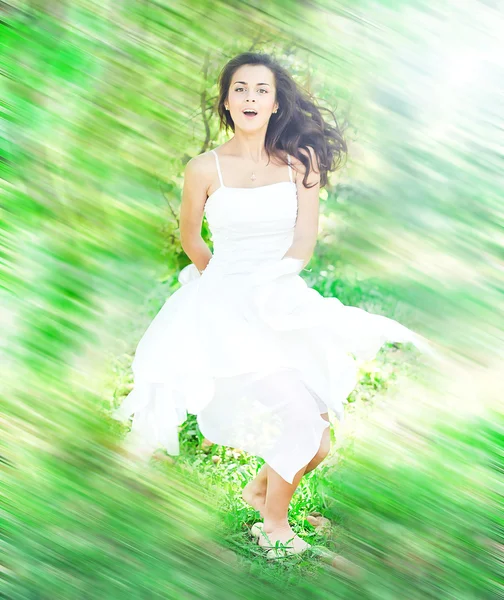 Mulher dançando no pomar — Fotografia de Stock