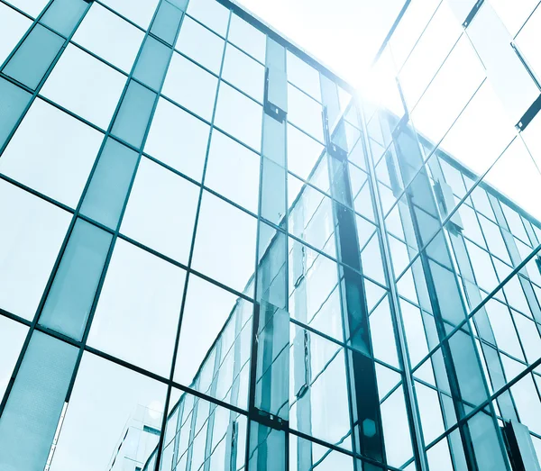 近代的なオフィスの高層ビルの青い抽象斜め作物 — ストック写真