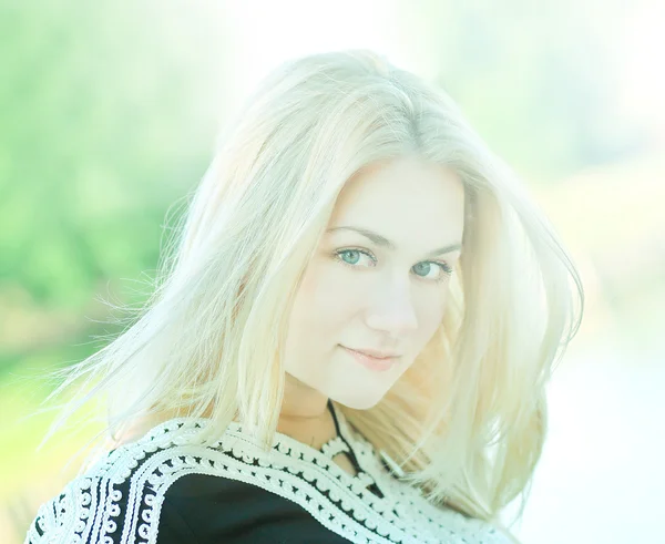 Portrait of young woman in park — Stock Photo, Image