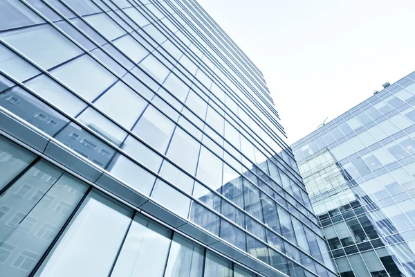 Perspektivisch Blick auf Licht hoch steigen Wolkenkratzer Geschäftsgebäude — Stockfoto