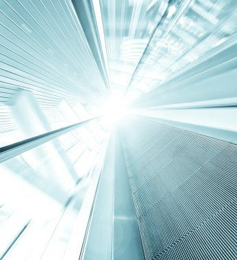 İş merkezinde yürüyen merdiven