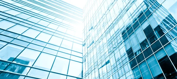 Vista para o fundo de arranha-céus de edifícios de vidro — Fotografia de Stock