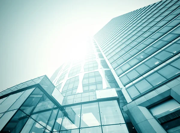 Met het oog op de achtergrond van glazen gebouw wolkenkrabbers — Stockfoto