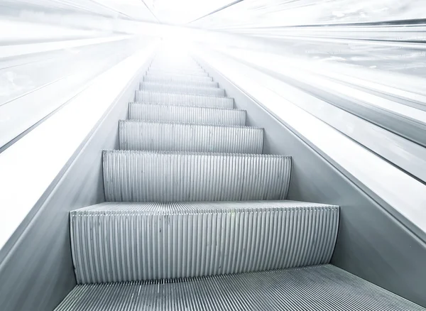 Hareket halinde mavi yürüyen merdiven — Stok fotoğraf