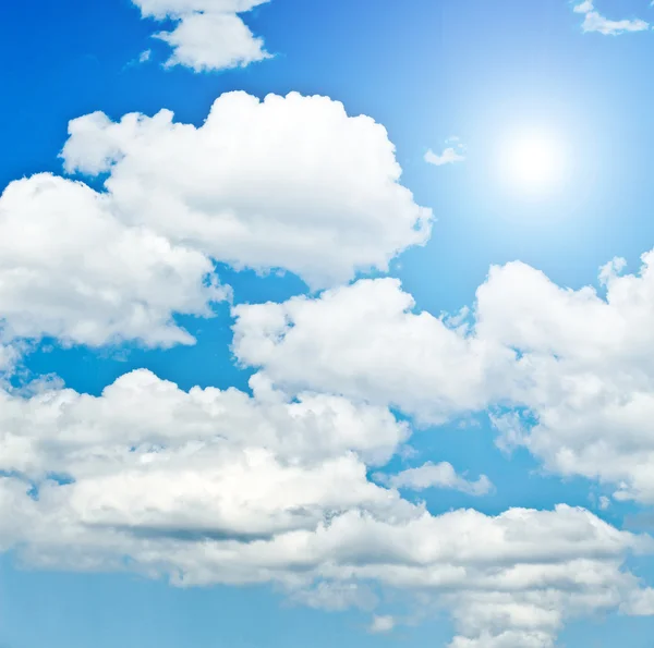 Nubes blancas escasas sobre el cielo azul — Foto de Stock