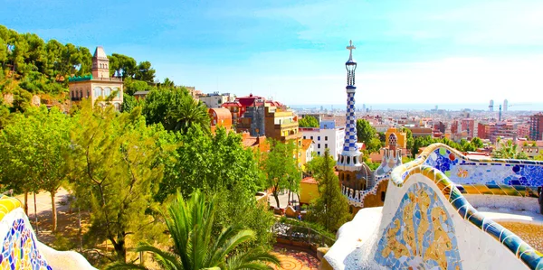 Slavný letní park guell nad jasně modré obloze v Barceloně, Španělsko — Stock fotografie