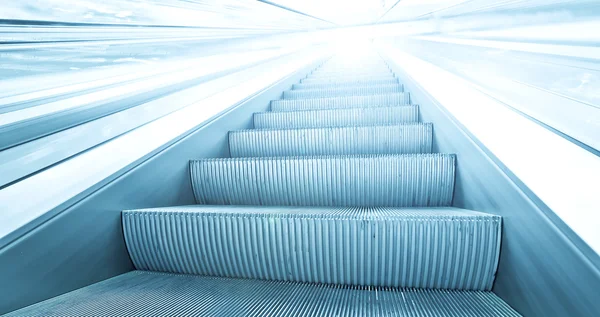 Blaue Rolltreppe in Bewegung — Stockfoto