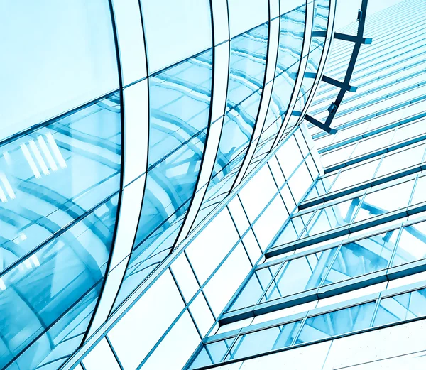 Vista para o fundo de arranha-céus de edifícios de vidro — Fotografia de Stock