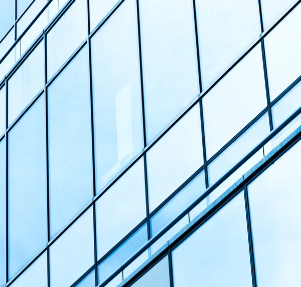 Vista para o fundo de arranha-céus de edifícios de vidro — Fotografia de Stock
