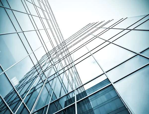 Spodní pohled na ocel sklo vysoká výšková budova — Stock fotografie