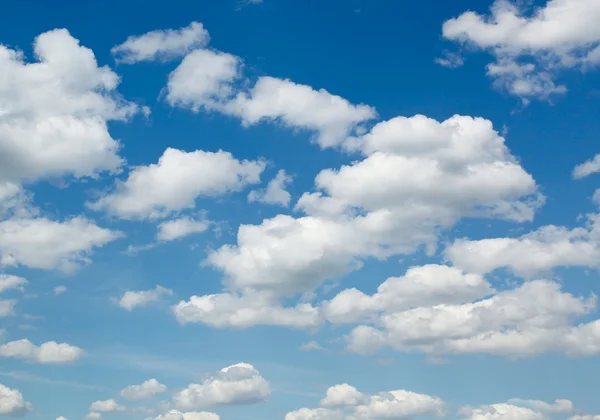 Nubes blancas escasas sobre el cielo azul —  Fotos de Stock