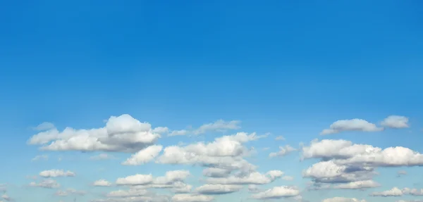 Nuages blancs épars sur ciel bleu — Photo