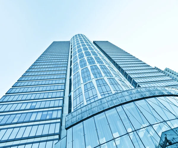 Met het oog op stalen blauwe achtergrond van glas hoog stijgingsgebouw wolkenkrabbers — Stockfoto