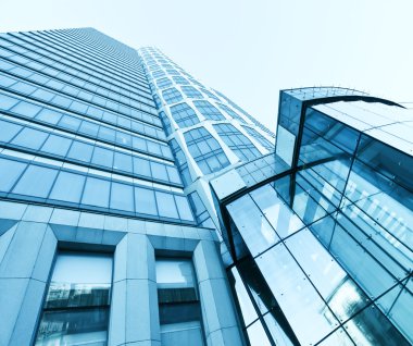 Cam yüksek artış gökdelenler bina çelik mavi arka plana görüntülemek