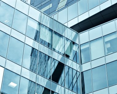 Cam yüksek artış gökdelenler bina arka planına görüntülemek