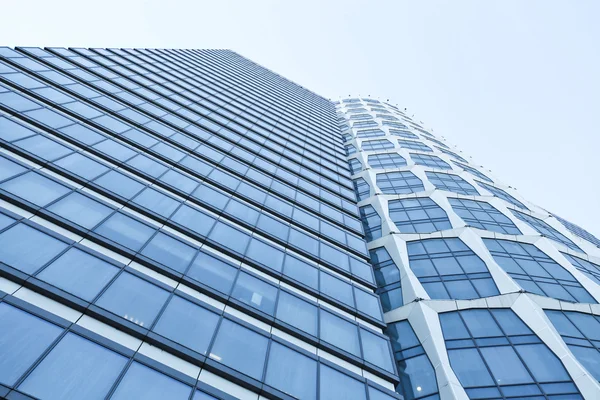 Vista para o fundo azul de aço de arranha-céus de edifícios de vidro — Fotografia de Stock