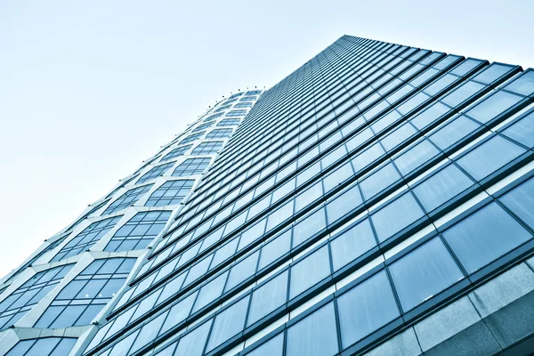 Vue sur fond bleu acier de gratte-ciel de bâtiment de grande hauteur en verre — Photo