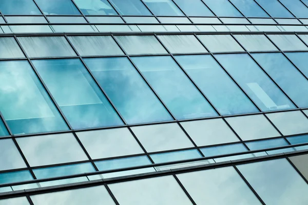 Zobacz na tle szklanej wysokiej powstanie budynek drapacze chmur — Zdjęcie stockowe