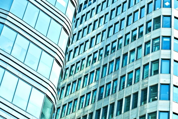 Vue à l'arrière-plan de gratte-ciel de bâtiment de grande hauteur en verre — Photo