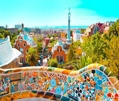 ünlü yaz park guell üzerinde mavi gökyüzünde parlak: barcelona, İspanya