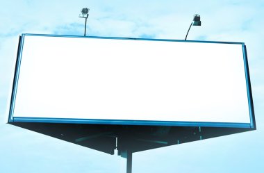 aydınlatılmış büyük boş billboard bulutlu mavi gökyüzü üzerinde geniş beyaz artalan