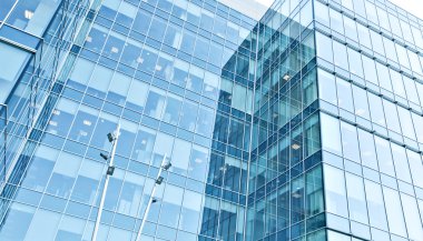 Bakış açısı geniş açı cam yüksek artış gökdelenler bina çelik mavi arka plana görüntülemek