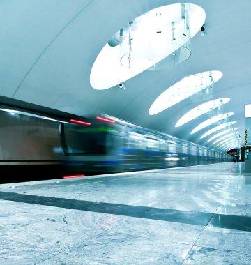 bakış açısı geniş açı bulanık iz hızlı tren ufuk trafik hareket ile modern ışık Mavi ışıklı ve geniş ortak mermer metroya göster