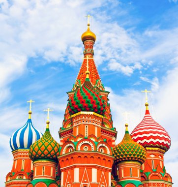 en ünlü mimari yer ziyaret ve cazibe, Moskova, Rusya, Aziz basil Katedrali ile renkli cupolas ve geleneksel kültür mavi gökyüzü bulutlu üzerinde muhteşem kubbeler