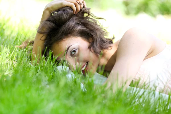 Mujer relajante en el parque de primavera —  Fotos de Stock