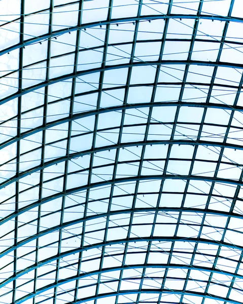 Vista al techo del aeropuerto de acero de cristal azul a través de rascacielos de gran altura —  Fotos de Stock