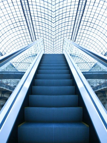 Vue de la perspective escaliers mécaniques escalier — Photo
