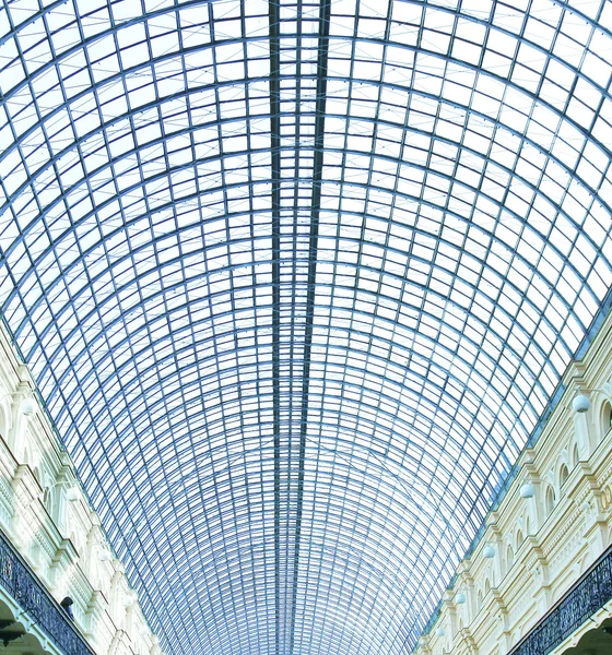 Вид на стальной потолок аэропорта из голубого стекла через высотные небоскребы — стоковое фото