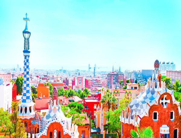 El famoso parque de verano Güell sobre el cielo azul brillante en Barcelona, España —  Fotos de Stock