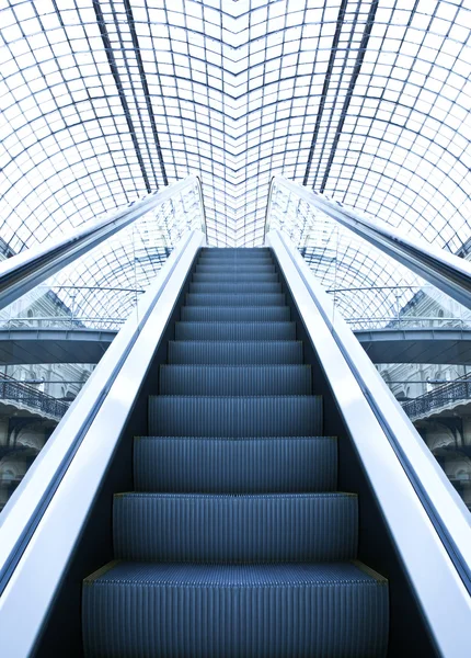 Visa till perspektiv rulltrappor trappan — Stockfoto