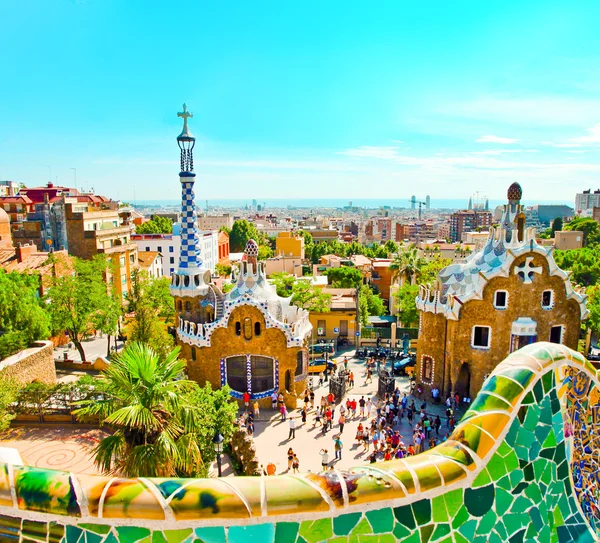 El famoso parque de verano Güell sobre el cielo azul brillante en Barcelona, España — Foto de Stock