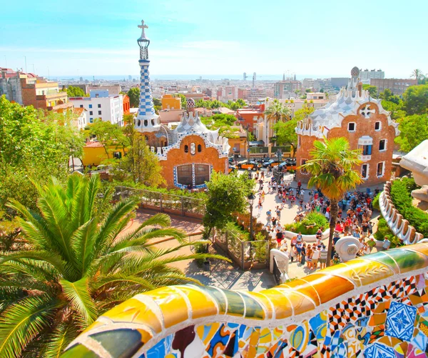 Den berömda sommaren park guell över ljusa blå himmel i barcelona, Spanien — Stockfoto