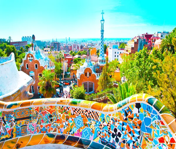 Slavný letní park guell nad jasně modré obloze v Barceloně, Španělsko — Stock fotografie