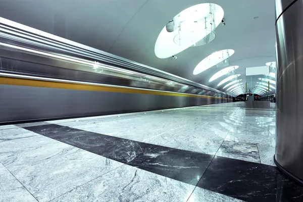 Blick auf moderne öffentliche Metrostationen — Stockfoto