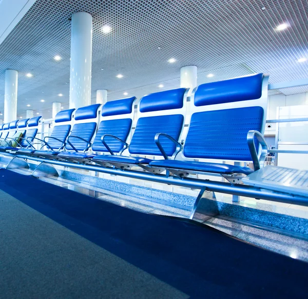 蓝色的宽敞走廊的机场，等候室座位 — 图库照片