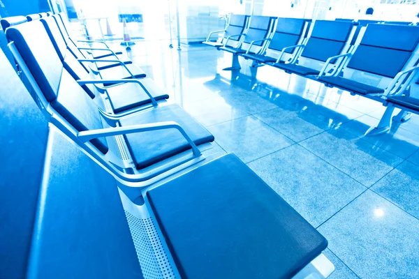 Corredor espaçoso azul do aeroporto, sala de espera com assentos — Fotografia de Stock