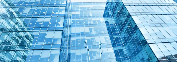 De groothoek van vooruitzichten met het oog op stalen blauwe achtergrond van glas hoog stijgingsgebouw wolkenkrabbers — Stockfoto